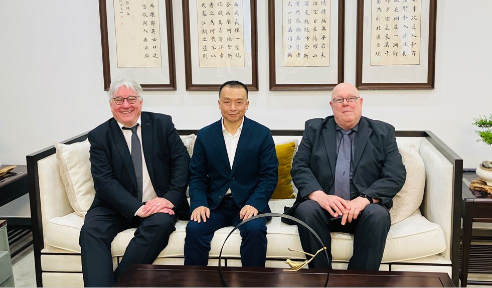 Foto: Achim Weidner, Vorsitzender des "Drei gewinnt" Förderverein, Cheng Wendi, stellvertretender Parteisekretär von Liangjiang New Area, Hans J. Fornoff, stellvertretender Vorsitzender.